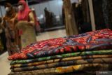 Warga mengunjungi 'Batik Fashion Fair' di Grand City Mall, Surabaya, Jawa Timur, Rabu (16/11/2022). Pameran berbagai busana batik dari berbagai daerah itu berlangsung sampai 20 November 2022. Antara Jatim/Didik Suhartono/Ds