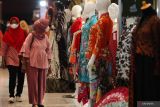 Warga mengunjungi 'Batik Fashion Fair' di Grand City Mall, Surabaya, Jawa Timur, Rabu (16/11/2022). Pameran berbagai busana batik dari berbagai daerah itu berlangsung sampai 20 November 2022. Antara Jatim/Didik Suhartono/Ds