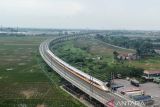 Foto udara Rangkaian Electric Multiple Unit (EMU) menjalani uji operasional Kereta Cepat Jakarta Bandung di Tegalluar, Kabupaten Bandung, Jawa Barat, Rabu (16/11/2022). Proses uji coba operasional Kereta Cepat Jakarta Bandung sejauh 15 km dengan kecepatan terbatas 80 km/jam tersebut disaksikan oleh Presiden Joko Widodo dan Presiden China Xi Jinping secara daring disela KTT G20 di Bali. ANTARA FOTO/Raisan Al Farisi/agr