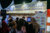 Sejumlah peserta bersiap dalam acara Kediri Financial Festival (Fin Fest) 2022 di Balai Kota Kediri, Jawa Timur, Sabtu (5/11/2022). Acara ini digelar dua hari, Sabtu-Minggu (5-6/11/2022) kerjasama antara Pemkot Kediri dengan OJK sebagai edukasi tentang literasi keuangan. ANTARA/ Asmaul-Pemkot Kediri