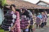 Pekerja membawa tembakau iris atau bako tradisional di rumah produksi Bako Padud Jaya, Patroman, Kota Banjar, Jawa Barat, Kamis (17/11/2022). Dinas Koperasi Usaha Kecil Menengah dan Perdagangan (DKUKMP) Kota Banjar telah mendata pelaku industri dan pekerja sektor tembakau di kota banjar sabagai program berkelanjutan bantuan sosial kesejahteraan Dana Bagi Hasil Cukai Hasil Tembakau (DBHCHT) 2022 Pemerintah Provinsi Jawa Barat. ANTARA FOTO/Adeng Bustomi/agr
