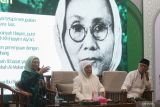 Menteri Ketenagakerjaan Ida Fauziah (kiri) bersama pengasuh pondok pesantren Al Falah Hj Lailatul Badriyah (tengah) dan KH Anwar Iskandar (kanan) menjadi pembicara pada bedah sejarah perempuan inspiratif bertajuk Halaqoh Bu Nyai Inspiratif di Pondok Pesantren Al Falah, Desa Ploso, Kediri, Jawa Timur, Kamis (17/11/2022). Kegiatan bedah sejarah tersebut mengangkat kisah-kisah inspiratif ibu nyai Hj Rodliyah Djazuli sebagai tokoh di balik layar yang mampu membesarkan pondok pesantren Al Falah. Antara Jatim/Prasetia Fauzani/Ds