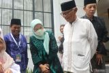 Menteri Ketenagakerjaan Ida Fauziah (tengah) didampingi Ketua Lembaga Perekonomian Nahdlatul Ulama Kota Kediri Nur Muhyar (kiri) menghadiri bedah sejarah perempuan inspiratif bertajuk Halaqoh Bu Nyai Inspiratif di Pondok Pesantren Al Falah, Desa Ploso, Kediri, Jawa Timur, Kamis (17/11/2022). Kegiatan bedah sejarah tersebut mengangkat kisah-kisah inspiratif ibu nyai Hj Rodliyah Djazuli sebagai tokoh di balik layar yang mampu membesarkan pondok pesantren Al Falah. AAntara Jatim/Prasetia Fauzani/Ds