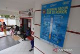 Pasien penderita penyakit paru menunggu antrian untuk konsultasi di Puskesmas Lohbener, Indramayu, Jawa Barat, Kamis (17/11/2022). Pemerintah Provinsi Jawa Barat melaksanakan program bidang kesehatan yang dibiayai dari Dana Bagi Hasil Cukai Hasil Tembakau (DBHCHT) yang meliputi penanganan penyakit paru dan saluran nafas. ANTARA FOTO/Dedhez Anggara/agr