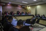 Saksi dalam kasus gratifikasi pemberian izin usaha pertambangan (IUP) Abdul Haris dari pihak PT Prolindo Cipta Nusantara (PCN) menjawab pertanyaan jaksa penuntut umum KPK saat sidang di Pengadilan Tipikor, Banjarmasin Kalimantan Selatan, Jumat (18/11/2022). Jaksa penuntut umum menghadirkan 10 orang saksi dalam sidang dengan terdakwa Mardani H.Maming yang dihadirkan secara virtual. Foto Antaranews Kalsel/Bayu Pratama S.