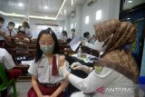 Petugas kesehatan menyuntikkan vaksin difteri dan tetanus kepada murid kelas satu dan kelas dua saat Bulan Imunisasi Anak Sekolah (BIAS) di Banda Aceh, Aceh, Selasa (15/11/2022). Bulan Imunisasi Anak Sekolah (BIAS) tahap kedua yang diselenggarakan di sejumlah sekolah dalam rangkaian Hari Kesehatan Nasional (HKN) itu guna memberikan perlindungan kepada pelajar terhadap penyakit difteri dan tetanus serta campak rubella. ANTARA FOTO/Ampelsa.
