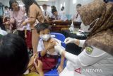 Petugas kesehatan menyuntikkan vaksin difteri dan tetanus kepada murid kelas satu dan kelas dua saat Bulan Imunisasi Anak Sekolah (BIAS) di Banda Aceh, Aceh, Selasa (15/11/2022). Bulan Imunisasi Anak Sekolah (BIAS) tahap kedua yang diselenggarakan di sejumlah sekolah dalam rangkaian Hari Kesehatan Nasional (HKN) itu guna memberikan perlindungan kepada pelajar terhadap penyakit difteri dan tetanus serta campak rubella. ANTARA FOTO/Ampelsa.