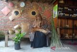 Wanita perajin menyelesaikan pembuatan berbagai jenis produk kerajinan anyaman berbahan baku tanaman bili atau bemban (Donax canniformis) di Desa Lampanah Tunong, Kecamatan Indra Puri, kabupaten Aceh Besar, Aceh, Selasa (15/11/2022). Pelaku Usaha Mikro Kecil dan Menengah (UMKM) kerajinan anyaman di pedesaan Aceh itu menyatakan saat ini pemasaran produknya  telah mampu menembus beberapa provinsi di luar Aceh secara online setelah mendapat pembinaan dan modal usaha  dari BUMN dan Dekranasda setempat. ANTARA FOTO/Ampelsa.