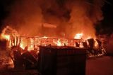 Lima petak rumah di Tabing habis terbakar pada Minggu dinihari