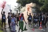 Peserta mengikuti Jabar International Marathon (JIM) di Pantai Barat Pangandaran, Jawa Barat, Minggu (20/11/2022). Pemprov Jawa Barat menggelar Jabar International Marathon bertema 