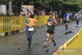 Peserta mengikuti Jabar International Marathon (JIM) di Pantai Barat Pangandaran, Jawa Barat, Minggu (20/11/2022). Pemprov Jawa Barat menggelar Jabar International Marathon bertema 