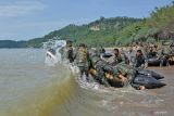 Prajurit Korps Marinir menembus gelombang menggunakan perahu karet di Pantai Tamban, Tambakrejo, Sumbermanjing Wetan, Malang, Jawa Timur, Minggu (20/11/2022). Kegiatan tersebut dalam rangka Latihan Pemantapan Batalyon Infanteri (Lattap Yonif) Marinir Dengan Perkuatan Kesenjataan (DPK) tahun 2022. Antara Jatim/Kopda Mar Moch Ainul Yakin/Um/Ds