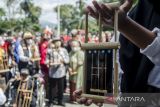Pelajar memainkan alat musik angklung digital melalui gawai di halaman Gedung Sate, Bandung, Jawa Barat, Minggu (20/11/2022). Gelaran yang diikuti ratusan peserta tersebut untuk memperingati Hari Angklung Dunia sekaligus perayaan 12 tahun alat musik khas Jawa Barat tersebut diakuin sebagai warisan budaya tak benda dari Unesco. ANTARA FOTO/Novrian Arbi/agr