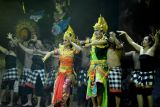 Seniman menampilkan tarian Bali saat pembukaan Konferensi ke-30 Asosiasi Kebun Binatang Asia Tenggara (SEAZA) di Gianyar, Bali, Senin (21/11/2022). Konferensi organisasi yang beranggotakan lembaga konservasi serta kebun binatang di Asia Tenggara itu dihadiri ratusan anggota dan delegasi dari berbagai negara di Asia, Amerika, Timur Tengah, Australia, dan Eropa dengan menggelar diskusi bertema 'Stronger Together, For Sustainable Conservation & Eco-Tourism' guna mengembangkan lembaga konservasi yang lebih baik. ANTARA FOTO/Fikri Yusuf/nym.