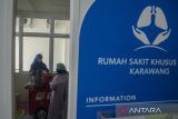 Petugas medis memeriksa kesehatan pasien anak di Rumah Sakit Khusus Paru (RSKP) Karawang, Kabupaten Karawang, Jawa Barat, Senin (21/11/2022). Pemprov Jawa Barat menyalurkan alokasi dana bagi hasil cukai hasil tembakau (DBH-CHT) ke RSKP Karawang untuk prioritas sektor kesehatan masyarakat dalam penguatan fasilitas dan obat-obatan khususnya kesehatan paru bagi anak. ANTARA FOTO/Novrian Arbi/agr