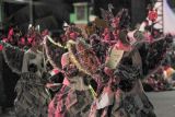 Peserta karnaval Angso Duo melakukan parade di kawasan Kota Baru, Jambi, Sabtu (19/11/2022) malam. Kegiatan tahunan yang digelar di kawasan perkantoran Pemerintah Kota Jambi itu diikuti ratusan peserta dari sejumlah sekolah, komunitas, dan instansi dengan menampilkan busana daur ulang dan kreasi khas daerah itu. ANTARA FOTO/Wahdi Septiawan/nz.