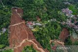 Foto udara Jalan Raya Puncak-Cianjur yang tertimbun longsor di Cugenang, Kabupaten Cianjur, Jawa Barat, Selasa (22/11/2022). Akses jalan yang sebelumnya putus akibat longsor pengerjaannya sudah 65 persen dibersihkan, kini sudah bisa dilalui oleh warga yang ingin melintas dengan berjalan kaki. ANTARA FOTO/Raisan Al Farisi/agr