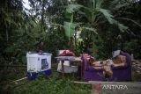 Warga mengamankan barang dari rumah yang roboh akibat gempa di Kampung Selakawung Tengah, Kabupaten Cianjur, Jawa Barat, Selasa (22/11/2022). Data dari BPBD Kabupaten Cianjur mencatat, hingga pukul 21.30 sebanyak 162 orang meninggal dunia, 326 warga luka-luka dan 13.784 warga mengungsi. ANTARA FOTO/Raisan Al Farisi/agr
