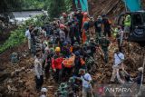 Petugas membawa kantung jenazah saat pencarian korban yang tertimbun longsor di Mangunkerta, Cugenang, Kabupaten Cianjur, Jawa Barat, Selasa (22/11/2022). Petugas menyatakan, hingga pukul 14.00 diperkirakan masih ada 30 korban jiwa yang belum ditemukan di areal tersebut. ANTARA FOTO/Raisan Al Farisi/agr