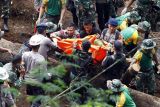 Sejumlah petugas SAR gabungan membawa kantung jenazah korban tertimbun longsor akibat gempa di Cugenang, Kabupaten Cianjur, Jawa Barat, Selasa (22/11/2022). Longsor yang terjadi akibat gempa tersebut menimbun sejumlah kendaraan dan korban jiwa yang masih dalam proses pencarian. ANTARA FOTO/Yulius Satria Wijaya/nym.