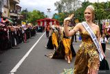 Putri Kecantikan Swiss bergaya di parade busana batik