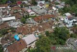 Foto udara permukiman terdampak gempa di Kampung Barukaso, Desak Sukamulya, Kabupaten Cianjur, Jawa Barat, Rabu (23/11/2022). Badan Nasional Penanggulangan Bencana (BNPB) mencatat hingga Selasa (22/11/2022) pukul 17.00 WIB, korban jiwa akibat gempa Cianjur mencapai 268 serta yang sudah terindentifikasi 122 jenazah dan korban hilang sejumlah 151 orang. ANTARA FOTO/Raisan Al Farisi/agr