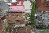 Foto udara permukiman terdampak gempa di Kampung Barukaso, Desak Sukamulya, Kabupaten Cianjur, Jawa Barat, Rabu (23/11/2022). Badan Nasional Penanggulangan Bencana (BNPB) mencatat hingga Selasa (22/11/2022) pukul 17.00 WIB, korban jiwa akibat gempa Cianjur mencapai 268 serta yang sudah terindentifikasi 122 jenazah dan korban hilang sejumlah 151 orang. ANTARA FOTO/Raisan Al Farisi/agr