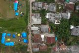 Foto udara permukiman terdampak gempa di Kampung Barukaso, Desak Sukamulya, Kabupaten Cianjur, Jawa Barat, Rabu (23/11/2022). Badan Nasional Penanggulangan Bencana (BNPB) mencatat hingga Selasa (22/11/2022) pukul 17.00 WIB, korban jiwa akibat gempa Cianjur mencapai 268 serta yang sudah terindentifikasi 122 jenazah dan korban hilang sejumlah 151 orang. ANTARA FOTO/Raisan Al Farisi/agr