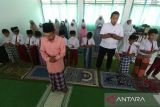 Sejumlah siswa didampingi guru memanjatkan doa usai salat ghaib untuk korban meninggal pada peristiwa gempa bumi Cianjur di SD Negeri Tempurejo 1 Kota Kediri, Jawa Timur, Selasa (22/11/2022). Salat ghaib tersebut sebagai wujud kepedulian pelajar bagi banyaknya korban gempa Cianjur Jawa Barat. ANTARA Jatim/Prasetia Fauzani/zk