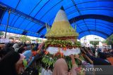 Warga berebut gunungan hasil bumi saat tradisi Sedekah Bumi di desa Larangan, Lohbener, Indramayu, Jawa Barat, Rabu (23/11/2022). Tradisi sedekah bumi tersebut merupakan wujud syukur masyarakat atas hasil bumi yang mereka hasilkan dengan menggelar doa dan makan bersama. ANTARA FOTO/Dedhez Anggara/agr