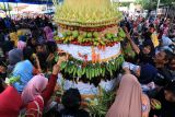 Sejumlah warga berebut gunungan hasil bumi saat tradisi Sedekah Bumi di desa Larangan, Lohbener, Indramayu, Jawa Barat, Rabu (23/11/2022). Tradisi sedekah bumi tersebut merupakan wujud syukur masyarakat atas hasil bumi yang mereka hasilkan dengan menggelar doa dan makan bersama. ANTARA FOTO/Dedhez Anggara/nym.