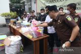 Petugas memusnahkan barang bukti dengan cara dibakar di kantor Kejaksaan Negeri Kota Kediri, Jawa Timur, Rabu (23/11/2022). Kejaksaan Kota Kediri memusnahkan sejumlah barang bukti diantaranya narkoba, senjata tajam, dan barang elektronik dari 63 perkara periode enam bulan terakhir yang sudah inkrach atau sudah berkekuatan hukum tetap di pengadilan. ANTARA Jatim/Prasetia Fauzani/zk