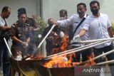 Petugas memusnahkan barang bukti dengan cara dibakar di kantor Kejaksaan Negeri Kota Kediri, Jawa Timur, Rabu (23/11/2022). Kejaksaan Kota Kediri memusnahkan sejumlah barang bukti diantaranya narkoba, senjata tajam, dan barang elektronik dari 63 perkara periode enam bulan terakhir yang sudah inkrach atau sudah berkekuatan hukum tetap di pengadilan. ANTARA Jatim/Prasetia Fauzani/zk