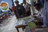 Petugas memeriksa berkas penerima manfaat saat pencairan Bantuan Langsung Tunai (BLT) di Kantor Organda Garut, Kecamatan Tarogong Kidul, Kabupaten Garut, Jawa Barat, Kamis (24/11/2022). Pemerintah memberikan BLT pengalihan subsidi BBM kepada 2.796 anggota Organisasi Angkutan Darat (Organda) Kabupaten Garut, diantaranya sopir angkutan umum, delman, becak, ojek online dan pangkalan sebesar Rp450 ribu. ANTARA FOTO/Adeng Bustomi/agr