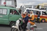 Sopir angkutan umum kembali bekerja usai menerima Bantuan Langsung Tunai (BLT) di Kantor Organda Garut, Kecamatan Tarogong Kidul, Kabupaten Garut, Jawa Barat, Kamis (24/11/2022). Pemerintah memberikan BLT pengalihan subsidi BBM kepada 2.796 anggota Organisasi Angkutan Darat (Organda) Kabupaten Garut, diantaranya sopir angkutan umum, delman, becak, ojek online dan pangkalan sebesar Rp450 ribu. ANTARA FOTO/Adeng Bustomi/agr