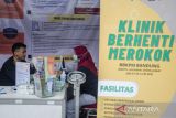 Warga berkonsultasi untuk berhenti merokok melalui Balai Besar Kesehatan Paru Masyarakat Bandung di Bandung, Jawa Barat, Kamis (24/11/2022). Pemerintah Provinsi Jawa Barat melaksanakan program bidang kesehatan masyarakat dengan pengelolaan dana dari dana bagi hasil cukai hasil tembakau (DBHCHT) yang meliputi penguatan pelayanan penanganan penyakit paru dan saluran nafas. ANTARA FOTO/Novrian Arbi/agr
