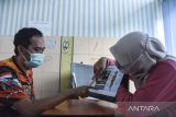 Tenaga kesehatan menjelaskan bahaya merokok kepada pasien di Puskesmas Cipaku, Kabupaten Ciamis, Jawa Barat, Jumat (25/11/2022). Pemerintah Provinsi Jawa Barat mengalokasikan Dana Bagi Hasil Cukai Hasil Tembakau (DBHCHT) untuk Pemerintah Ciamis sebesar Rp4,9 miliar yang direaliasikan untuk bidang kesehatan sebesar 25 persen, penegak hukum 25 persen dan bidang kesejahteraan sebesar 50 persen. ANTARA FOTO/Adeng Bustomi/agr