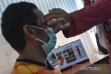Tenaga kesehatan melakukan hipnotrapi kepada pasien pecandu rokok di Puskesmas Cipaku, Kabupaten Ciamis, Jawa Barat, Jumat (25/11/2022). Pemerintah Provinsi Jawa Barat mengalokasikan Dana Bagi Hasil Cukai Hasil Tembakau (DBHCHT) untuk Pemerintah Ciamis sebesar Rp4,9 miliar yang direaliasikan untuk bidang kesehatan sebesar 25 persen, penegak hukum 25 persen dan bidang kesejahteraan sebesar 50 persen. ANTARA FOTO/Adeng Bustomi/agr