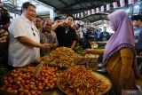 Menteri Koordinator Bidang Perekonomian Airlangga Hartarto (kiri) berbincang dengan pedagang saat mengunjungi Pasar Flamboyan di Pontianak, Kalimantan Barat, Jumat (25/11/2022). Airlangga Hartanto melakukan kunjungan kerja ke Pontianak untuk menghadiri rangkaian kegiatan Pertemuan Tingkat Menteri (PTM) Brunei Darussalam-Indonesia-Malaysia-Philippines East ASEAN Growth Area (BIMP-EAGA) ke-25  dan memimpin rapat koordinasi TPIP-TPID pada Jumat (25/11/2022) dan Sabtu (26/11/2022). ANTARA FOTO/Jessica Helena Wuysang.