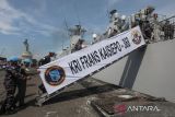 Sejumlah personel TNI AL yang tergabung dalam Satuan Tugas (Satgas) Maritime Task Force (MTF) TNI Konga XXVIII-N/UNIFIL TA 2022 naik ke KRI Frans Kaisiepo-368 di Koarmada II, Surabaya, Jawa Timur, Jumat (25/11/2022). TNI Angkatan Laut memberangkatkan KRI Frans Kaisiepo-368 bersama 119 personel yang terdiri dari 103 ABK, 9 kru helikopter dan 7 personel pendukung ke Lebanon untuk melaksanakan misi perdamaian dunia. ANTARA Jatim/Didik Suhartono/zk 