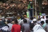 Shalat Jumat di antara reruntuhan bangunan pascagempa Cianjur