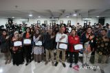 Pemateri berserta peserta berfoto bersama usai mengikuti seminar nasional bertajuk Retrospeksi Demokrasi Elektoral dam Bayang-Bayang Pandemi yang diadakan LKBN ANTARA Biro Jawa Timur, GFJA, dan KPU Kota Blitar di ruang audio visual Perpustakaan Nasional Proklamator Bung Karno Blitar, Jawa Timur, Sabtu (26/11/2022). Seminar nasional yang yang diikuti oleh ratusan pelajar dan mahasiswa dari berbagai SMA serta Perguruan tinggi di jawa timur tersebut bertujuan untuk memberikan pemahaman tentang Pemilu. ANTARA Jatim/Irfan Anshori/Zk 