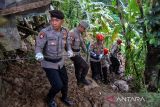 Polisi yang tergabung dalam tim SAR melakukan pencarian korban tertimbun longsor akibat gempa di Kampung Cijedil, Cugenang, Kabupaten Cianjur, Jawa Barat, Sabtu (26/11/2022). Data dari BNPB mencatat hingga hari kelima korban meninggal dunia akibat gempa di Kabupaten Cianjur sebanyak 310 orang dan 24 orang masih belum ditemukan. ANTARA FOTO/Raisan Al Farisi/agr