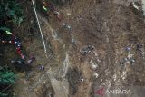 Foto udara tim SAR Gabungan melakukan pencarian korban tertimbun longsor akibat gempa di Kampung Cijedil, Cugenang, Kabupaten Cianjur, Jawa Barat, Sabtu (26/11/2022). Data dari BNPB mencatat hingga hari kelima korban meninggal dunia akibat gempa di Kabupaten Cianjur sebanyak 310 orang dan 24 orang masih belum ditemukan. ANTARA FOTO/Raisan Al Farisi/agr