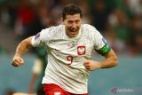 Pesepak bola Polandia Robert Lewandowski melakukan selebrasi setelah mencetak gol ke gawang Arab Saudi dalam laga Group C Piala Dunia 2022, di Stadion Education City, Al Rayyan, Qatar, Sabtu (26/11/2022). Polandia berhasil mengalahkan Arab Saudi 2-0. ANTARA FOTO/Reuters-Kai Pfaffenbach/hp.