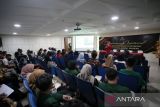 Peserta mengikuti seminar nasional bertajuk Retrospeksi Demokrasi Elektoral dam Bayang-Bayang Pandemi yang diadakan LKBN ANTARA Biro Jawa Timur, GFJA, dan KPU Kota Blitar di ruang audio visual Perpustakaan Nasional Proklamator Bung Karno Blitar, Jawa Timur, Sabtu (26/11/2022). Seminar nasional yang yang diikuti oleh ratusan pelajar dan mahasiswa dari berbagai SMA serta Perguruan tinggi di jawa timur tersebut bertujuan untuk memberikan pemahaman tentang Pemilu. ANTARA Jatim/Irfan Anshori/Zk 