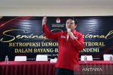  Kepala Biro LKBN ANTARA Jawa Timur Rahmat Hidayat menyampaikan materi dalam seminar nasional bertajuk Retrospeksi Demokrasi Elektoral dam Bayang-Bayang Pandemi yang diadakan LKBN ANTARA Biro Jawa Timur, GFJA, dan KPU Kota Blitar di ruang audio visual Perpustakaan Nasional Proklamator Bung Karno Blitar, Jawa Timur, Sabtu (26/11/2022). Seminar nasional yang yang diikuti oleh ratusan pelajar dan mahasiswa dari berbagai SMA serta Perguruan tinggi di jawa timur tersebut bertujuan untuk memberikan pemahaman tentang Pemilu. ANTARA Jatim/Irfan Anshori/zk 