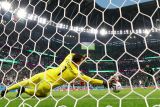 Piala Dunia 2022 - Kiper Polandia Wojciech Szczesny disanjung lawan dan kawan