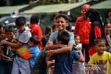 Anak-anak bermain saat acara dukungan psikologi anak terdampak gempa di Taman Prawitasari, Kabupaten Cianjur, Jawa Barat, Minggu (27/11/2022). Kegiatan yang digelar Rappeling Education (RED) tersebut ditujukan untuk mengurangi rasa syok pada anak akibat gempa bumi. ANTARA FOTO/Raisan Al Farisi/agr