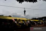 Seorang anak bermain rappeling saat kegiatan dukungan psikologi anak terdampak gempa di Taman Prawitasari, Kabupaten Cianjur, Jawa Barat, Minggu (27/11/2022). Kegiatan yang digelar Rappeling Education (RED) tersebut ditujukan untuk mengurangi rasa syok pada anak akibat gempa bumi. ANTARA FOTO/Raisan Al Farisi/agr